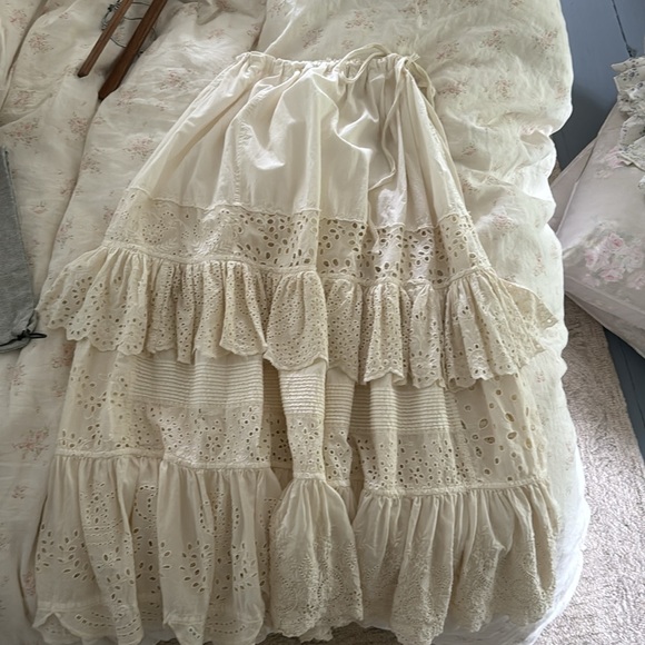 Elegant White Lace Skirt - Picture 5 of 7